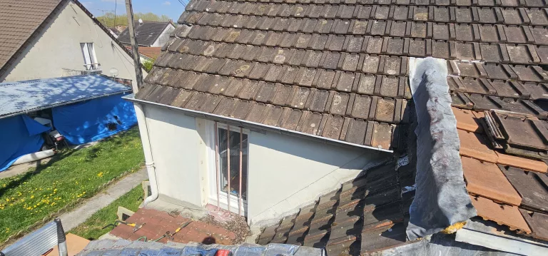 Changement de tuiles cassées sur toiture : quand intervenir ?